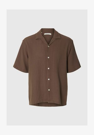 Pruun lühikeste varrukatega nööpidega särk, millel on tekstureeritud kangas ja laagrisärkade krae, kujutatud ühevärvilisel heledal hallil taustal.