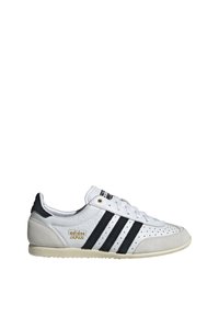 Sneaker din piele albă cu accente din nubuc negru și trei dungi negre. Prezintă un vârf perforat și un logo auriu "adidas JAPAN". Talpă din cauciuc.