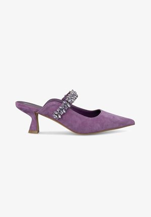 Scarpa slingback in suede viola con punta affusolata e tacco basso a blocco. Presenta una fibbia decorativa con decorazioni trasparenti.