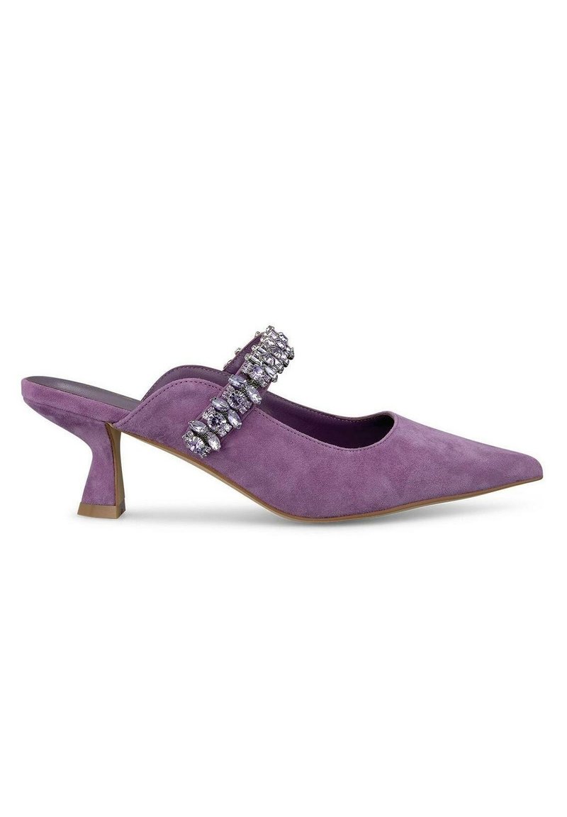 Scarpa slingback in suede viola con punta affusolata e tacco basso a blocco. Presenta una fibbia decorativa con decorazioni trasparenti.