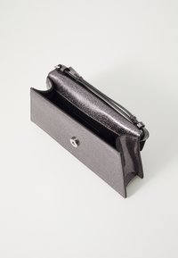 Geantă de mână din glitter gri, cu o textură netedă, închidere cu fermoar și un buton tip capse argintiu. Interiorul dispune de un singur compartiment.