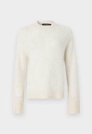 Άσπρο πουλόβερ με μακριά μανίκια και λαιμόκοψη crewneck, με ριμπ στα μανίκια και στο τελείωμα, παρουσιασμένο σε απλό ανοιχτό φόντο.