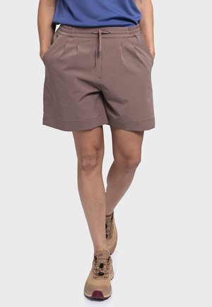 Braune Shorts mit elastischem Bund, Zugbanddetails und seitlichen Taschen. Kombiniert mit beigen Wanderschuhen, die einen roten Akzent an der Sohle haben.