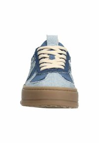 Blauwe denim sneakers met beige veters, een ronde neus, gelaagde texturen en een rubberen zool, met een ontwerp met contrasterende lichtblauwe accenten.