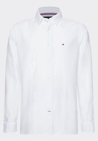 Camisa blanca de botones con mangas largas, fabricada en tela ligera. Presenta un pequeño logotipo en el pecho y un cuello de rayas en contraste.