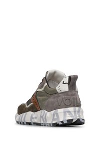 Sneaker con una combinazione di suede grigio, tessuto verde e accenti marroni. Presenta una suola testurizzata con "VOILE" impresso sul tallone.