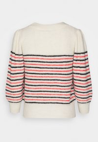 Maglione color crema con motivo a righe in nero e rosso. Presenta maniche a sbuffo e orlo a coste, realizzato in un morbido tessuto lavorato a maglia.