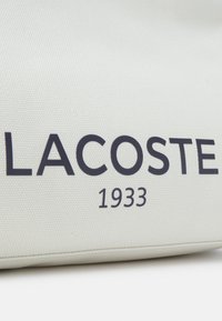 Lacoste HERITAGE  - Pirkinių krepšys - farine/sinople