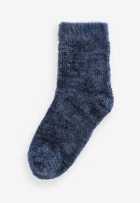 Mörkblå strumpa i mjukt, texturerat material med en fluffig manschett. Har rundad tå och ribbat mönster på kroppen.