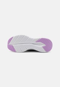 Skechers sportcipő talpa, fehér gumival és lila részletekkel, texturált tapadásmintázattal és ívelt, ergonómikus kialakítással.