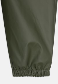 Olijfgroen waterdicht stof met een gladde textuur, met een elastische manchette voor een snugger pasvorm bij de enkel.