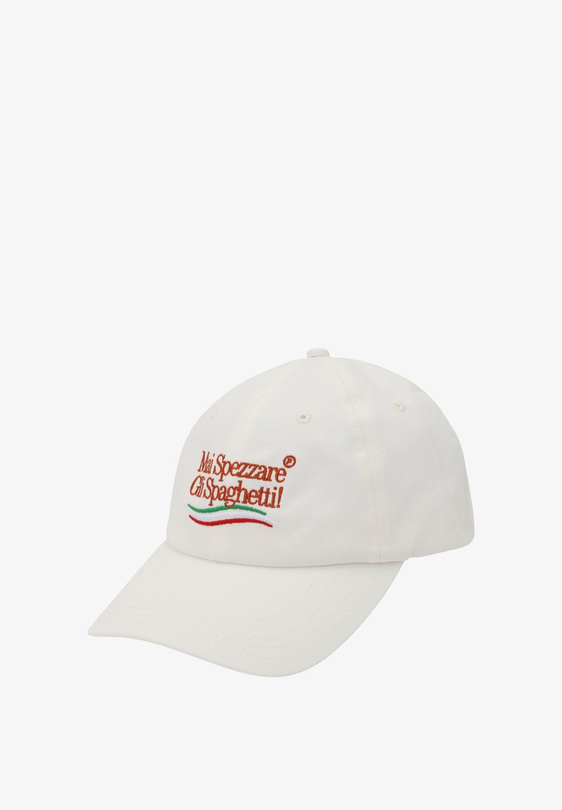 Witte katoenen pet met geborduurde tekst in bruine en groene accenten. Gebogen klep, zes-paneel ontwerp met ventilatiegaatjes.