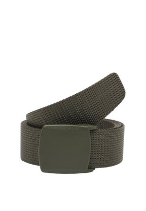 Cintura in tessuto intrecciato verde oliva con fibbia rettangolare solida abbinata, arrotolata su sfondo bianco.