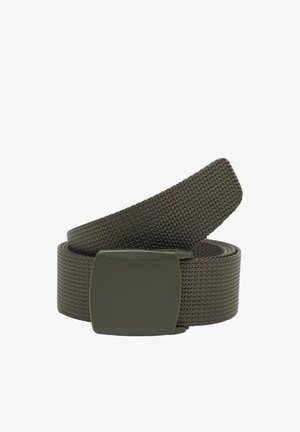 Cintura in tessuto intrecciato verde oliva con fibbia rettangolare solida abbinata, arrotolata su sfondo bianco.