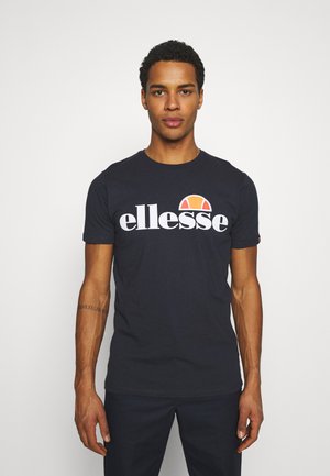 Dunkelblaues T-Shirt aus Baumwolle mit einem großen weißen Logo und einem orangen Akzent. Kurzarm und runder Ausschnitt.