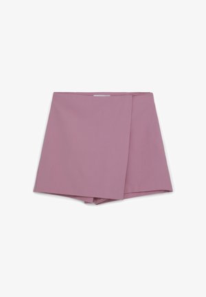 Gonna avvolgente corta rosa con una texture liscia, caratterizzata da un design a strati e un orlo dritto. Nessuna chiusura visibile o motivi.
