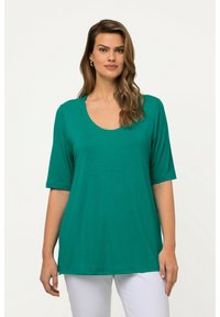 Maglietta verde a scollo tondo con maniche corte, realizzata in tessuto morbido. Presenta una vestibilità comoda e una texture liscia. Adatta per l'abbigliamento casual.