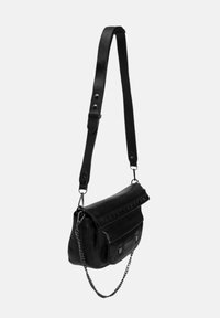 Zwarte leren crossbody tas met een klep sluiting, stud details, kettingaccent en een verstelbare schouderband voor veelzijdig gebruik.