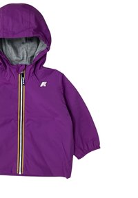 Giacca impermeabile viola con fodera interna grigia, polsini elasticizzati e cappuccio. Presenta una cerniera frontale con accenti dorati e neri.
