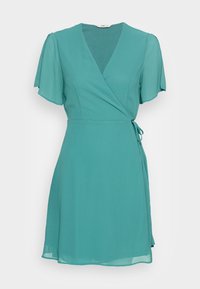 Robe portefeuille teal avec de courtes manches à volants, décolleté en V, en tissu léger, et détail de lien à la taille. Texture lisse avec une coupe fluide.