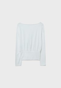 Biała bluzka z długim rękawem, szerokim dekoltem i dopasowanym pasem, rozłożona na płasko na jasnoszarym tle.