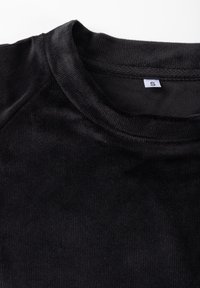 Musta, ribbineuloksinen poolokauluksellinen t-paita, valmistettu pehmeästä kankaasta, jossa on sisäpuolella koko "S" näyttävä etiketti. Ominaisuuksiin kuuluu sileä pinta ja istuva leikkaus.