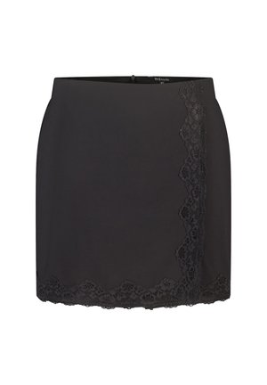 Jupe droite noire avec bordure en dentelle le long du côté droit et de l'ourlet sur fond blanc.