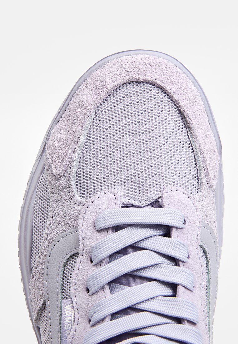 Hellblaue Sneaker mit einem strukturierten Wildleder- und Mesh-Obermaterial, runder Zehenform, flachen Schnürsenkeln und einer Gummisohle. Mit grauen Akzenten an den Seiten.