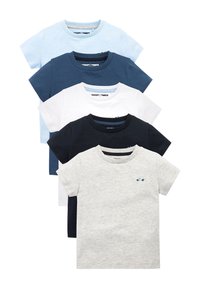 Cinque t-shirt a maniche corte nei colori azzurro chiaro, blu navy, bianco, blu scuro e grigio. Realizzate in cotone, con scollo rotondo e un piccolo logo a forma di macchina blu.