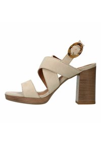 Beige suede hoge hak sandaal met kruisbanden en een ronde gesp, met een houten blokhak met horizontale groeven.