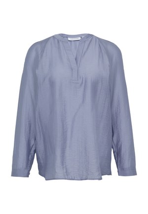 Jasnoniebieska bluzka z długim rękawem, z okrągłym dekoltem, wykonana z lekkiego materiału o subtelnej, pogniecionej fakturze. Z przodu znajduje się półguzikowa listwa.