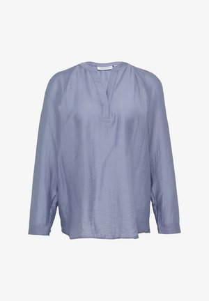 Jasnoniebieska bluzka z długim rękawem, z okrągłym dekoltem, wykonana z lekkiego materiału o subtelnej, pogniecionej fakturze. Z przodu znajduje się półguzikowa listwa.