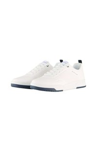 Scarpe sportive bianche con una tomaia in mesh testurizzato, dettagli blu navy sul tallone e sulla suola, e lacci piatti. Presentano dettagli perforati per la traspirabilità.