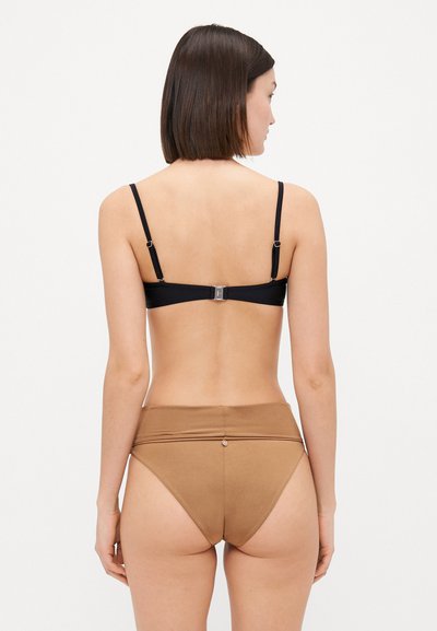 Fekete bralette állítható pántokkal és hátul kapoccsal, magas derekú barna bikini alsóval párosítva, sima textúrával.