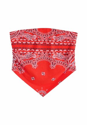 Rotes Bandana mit weißen und schwarzen Paisley- und Blumenmustern, zu einer dreieckigen Form gefaltet vor weißem Hintergrund.