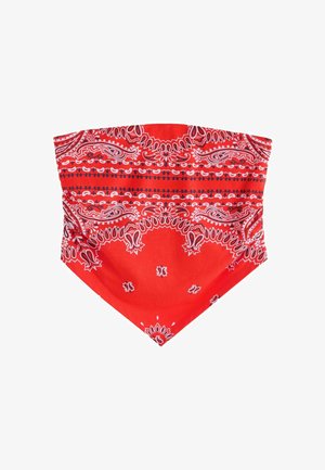 Bandana rouge avec des motifs cachemire blancs et noirs ainsi que des motifs floraux, plié en forme triangulaire sur un fond blanc.