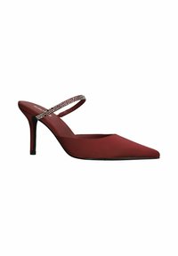 Mules à talons hauts en tissu doux rouge avec un bout pointu et un talon fin. Présente une sangle décorative ornée de petits strass.