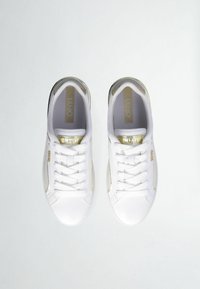 Sneakers bianchi con tomaia in tessuto liscio, dettagli in oro, lacci piatti e punta arrotondata. I pannelli laterali presentano un delicato motivo testurizzato.