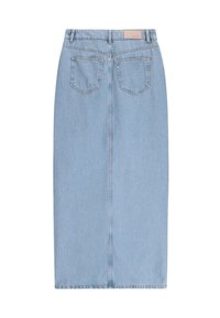 Jupe midi en denim bleu clair avec une silhouette droite, deux poches arrière et une étiquette à la taille. Présente une texture lisse et uniforme.