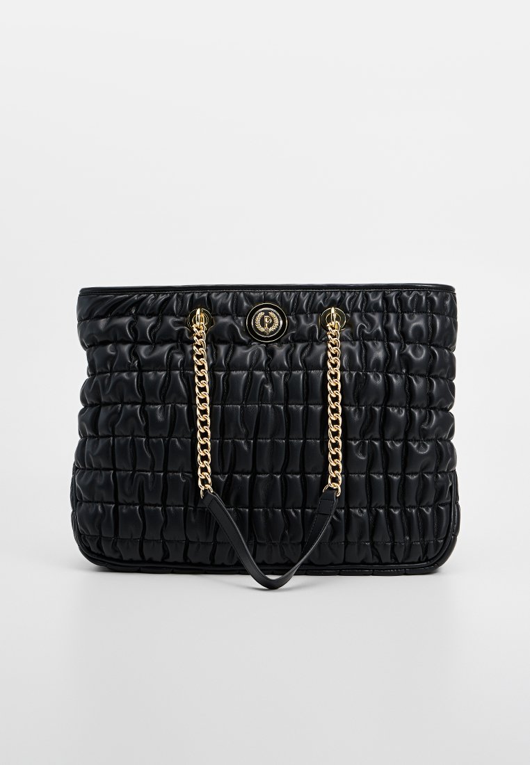 Borsa a tracolla nera trapuntata con una forma strutturata, dotata di una tracolla a catena dorata e accessori in oro, con un logo rotondo al centro.