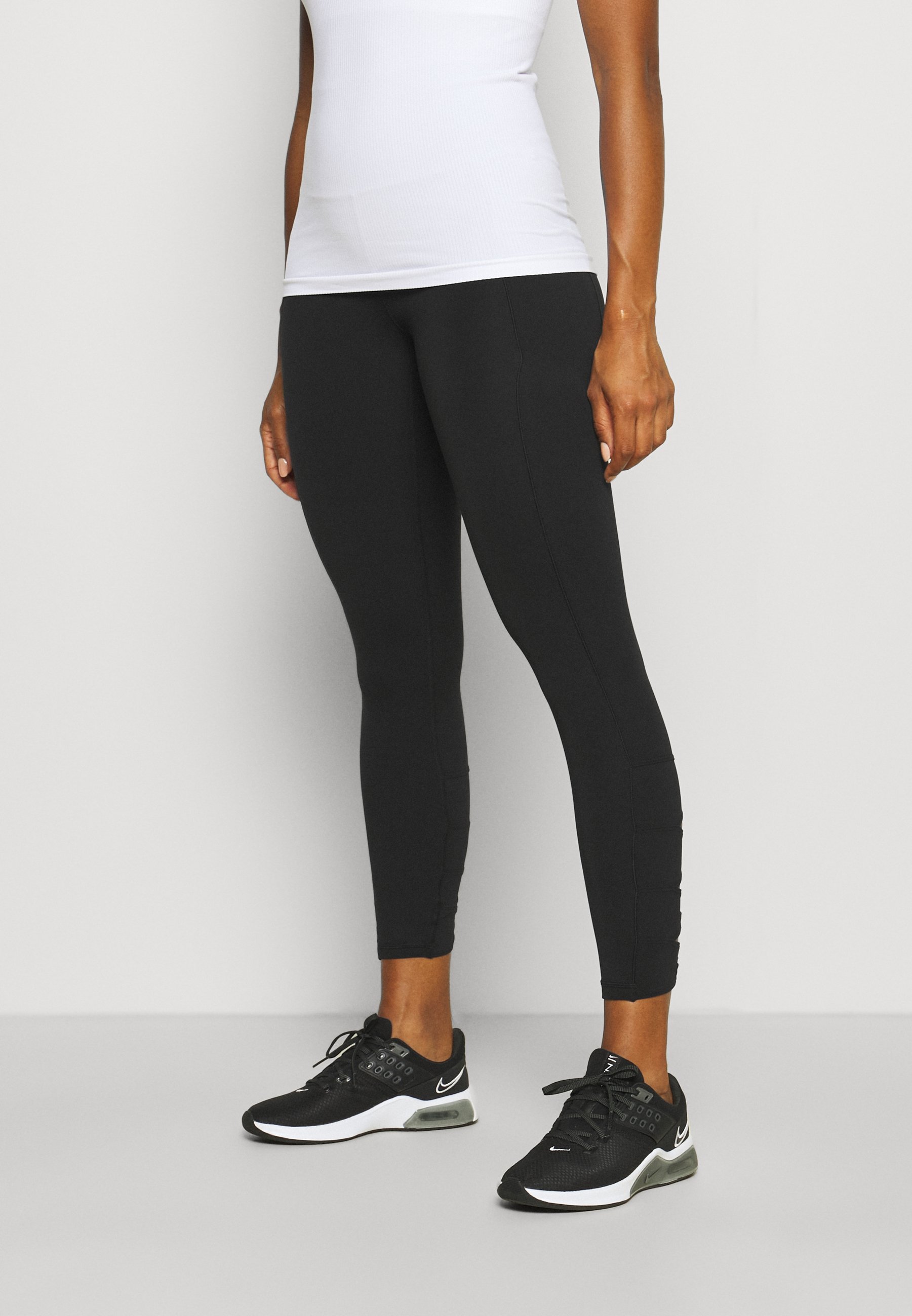 salutation stash pocket tight