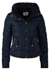 Marineblaues Puffer-Jacke mit Kapuze, braunen Akzenten, goldenen Beschlägen und mit Reißverschlüssen versehenen Taschen. Texturiert mit einem rautenförmigen Steppmuster.