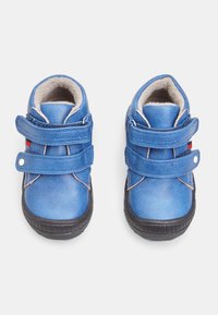 Scarpe in pelle sintetica blu con due fasce in Velcro, punta arrotondata e rivestimento grigio peloso. Suola in gomma nera con grip testurizzato.