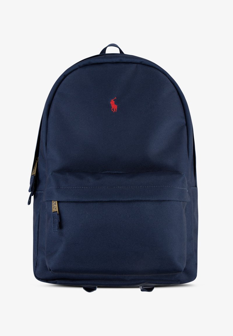 Mochila azul marinho feita de tecido durável, com textura suave, bolso frontal e um pequeno logótipo vermelho. Alças ajustáveis e pega no topo.