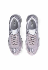 Sneaker viola con tomaia in rete e un design a motivo, collo imbottito e suola in gomma bianca. Visibili lacci e dettagli del marchio.