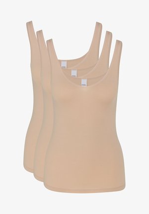 Kolme beige-toppa, joissa on pyöreä kaula-aukko ja ohuet hihnat. Valmistettu sileästä, joustavasta kankaasta, jossa on kihara muotoilu.
