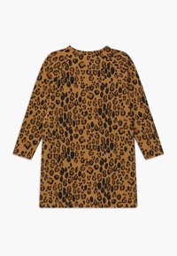 Dlouhé rukávy šaty v hnědé barvě s černým leopardím potiskem. Měkká látka, kulatý výstřih a volný střih. Žádné viditelné zapínání nebo akcenty.