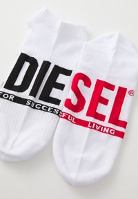 Fehér pamut boka zoknik, fekete és piros kontrasztos felirattal. Az egyik zoknin a "DIESEL A SIKERES${"&,"""}, a másikon pedig a "ÉLET" felirat olvasható.
