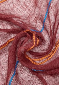 Burgundowa przezroczysta chusta wykonana z lekkiego materiału, z niebieskimi i pomarańczowymi paskami wzdłuż brzegów oraz delikatną fakturą.