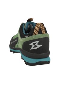 Scarpa da trekking impermeabile Garmont con tomaia in suede verde, dettagli neri, suola in gomma texturizzata e un occhiello con motivo geometrico.